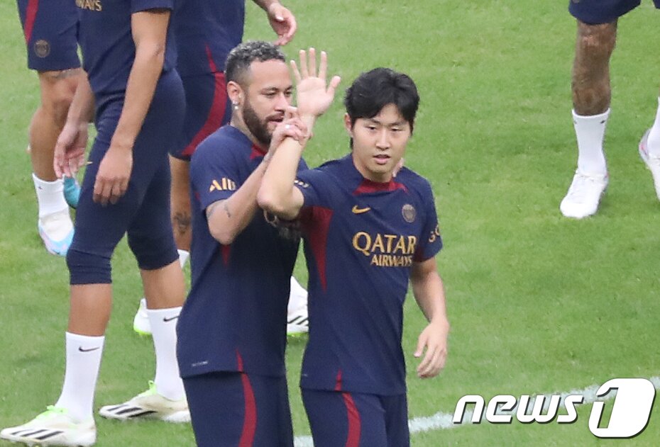 본문 이미지 - 파리 생제르맹(PSG) 이강인과 네이마르가 2일 오후 부산 연제구 부산아시아드주경기장에서 K리그1 전북 현대와 쿠팡플레이 3차전을 앞두고 열린 오픈 트레이닝에서 팬들에게 인사하고 있다. 2023.8.2/뉴스1 ⓒ News1 윤일지 기자