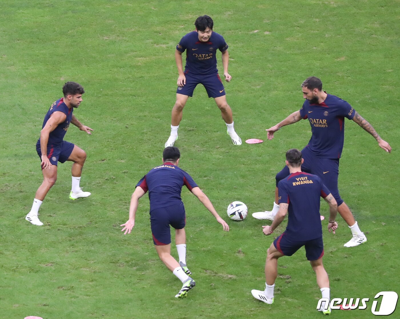 본문 이미지 - 파리 생제르맹(PSG) 이강인이 2일 오후 부산 연제구 부산아시아드주경기장에서 K리그1 전북 현대와 쿠팡플레이 3차전을 앞두고 열린 오픈 트레이닝에서 훈련을 하고 있다. 2023.8.2/뉴스1 ⓒ News1 윤일지 기자