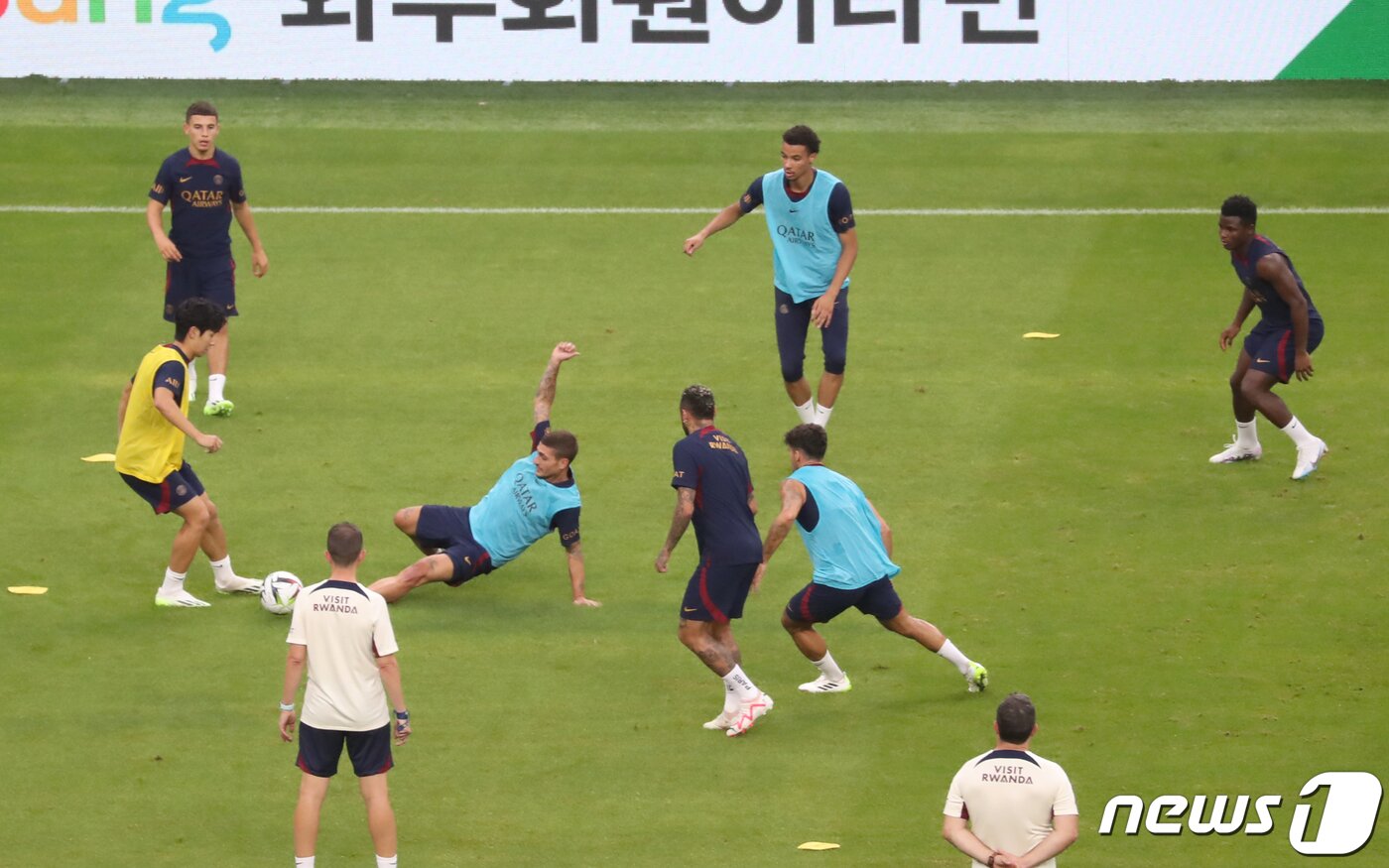본문 이미지 - 파리 생제르맹(PSG) 이강인, 네이마르를 비롯한 선수들이 2일 오후 부산 연제구 부산아시아드주경기장에서 K리그1 전북 현대와 쿠팡플레이 3차전을 앞두고 열린 오픈 트레이닝에서 훈련을 하고 있다. 2023.8.2/뉴스1 ⓒ News1 윤일지 기자