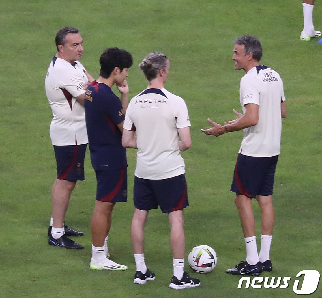 본문 이미지 - 파리 생제르맹(PSG) 루이스 엔리케 감독과 이강인이 2일 오후 부산 연제구 부산아시아드주경기장에서 K리그1 전북 현대와 쿠팡플레이 3차전을 앞두고 열린 오픈 트레이닝에서 대화하고 있다. 2023.8.2/뉴스1 ⓒ News1 윤일지 기자