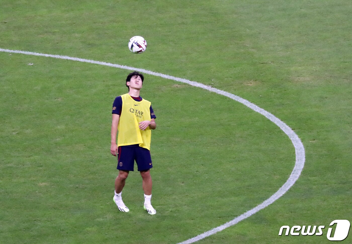 본문 이미지 - 파리 생제르맹(PSG) 이강인이 2일 오후 부산 연제구 부산아시아드주경기장에서 K리그1 전북 현대와 쿠팡플레이 3차전을 앞두고 열린 오픈 트레이닝에서 몸을 풀고 있다. 2023.8.2/뉴스1 ⓒ News1 윤일지 기자