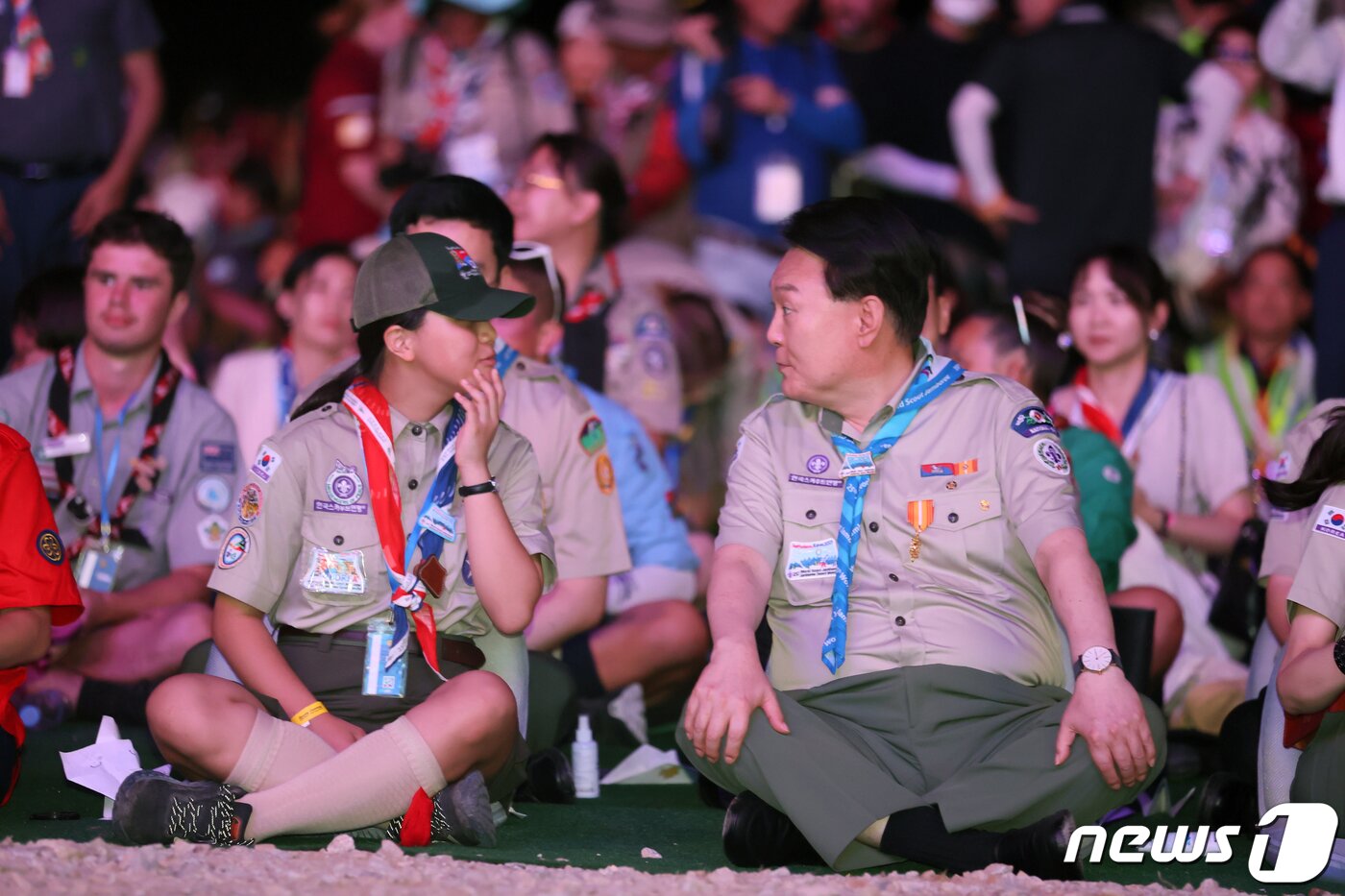 본문 이미지 - 윤석열 대통령이 2일 전북 부안군 새만금 일원에서 열린 '2023 새만금 제25회 세계스카우트 잼버리' 개영식에 참석해 옆자리에 앉은 대원과 대화를 나누고 있다. 2023.8.2/뉴스1 ⓒ News1 전북사진기자단
