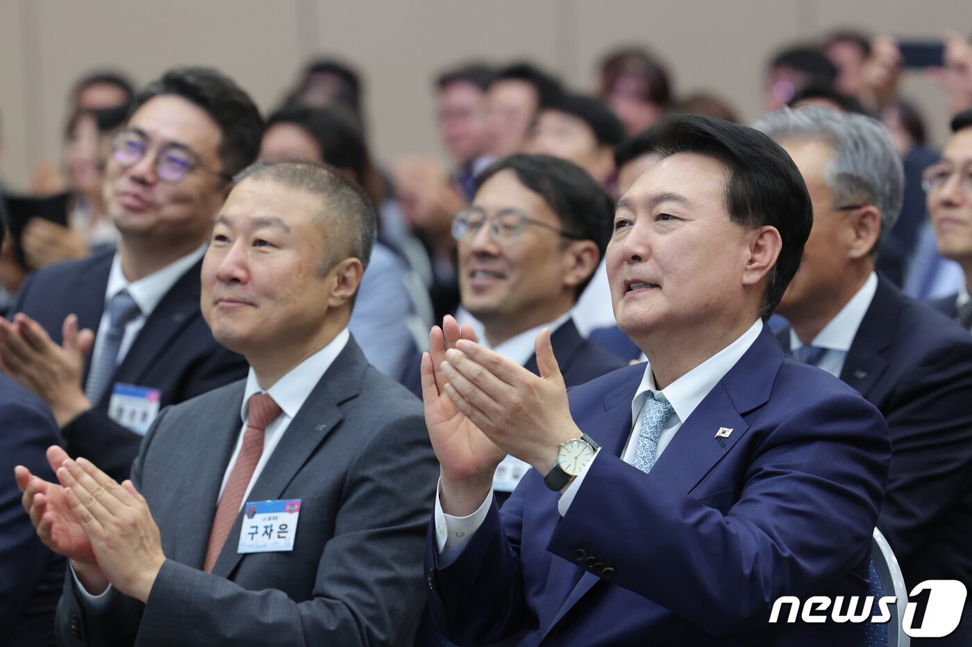 본문 이미지 - 윤석열 대통령이 2일 전북 군산새만금컨벤션센터(GSCO)에서 열린 새만금 이차전지 투자협약식에서 구자은 LS그룹 회장과 함께 박수를 치고 있다. (대통령실 제공) 2023.8.2/뉴스1 ⓒ News1 오대일 기자