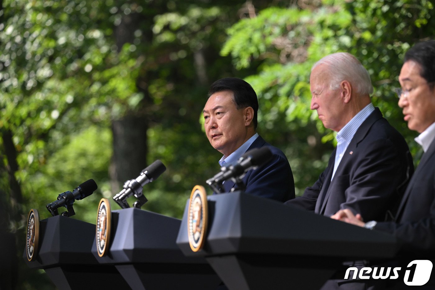 윤석열 대통령과 조 바이든 미국 대통령, 기시다 후미오 일본 총리가 지난해 8월18일&#40;현지시간&#41; 미국 워싱턴DC 인근 대통령 별장인 캠프 데이비드에서 한미일 정상 공동기자회견을 하고 있는 모습. &#40;대통령실 제공&#41; 2023.8.18/뉴스1 ⓒ News1 안은나 기자