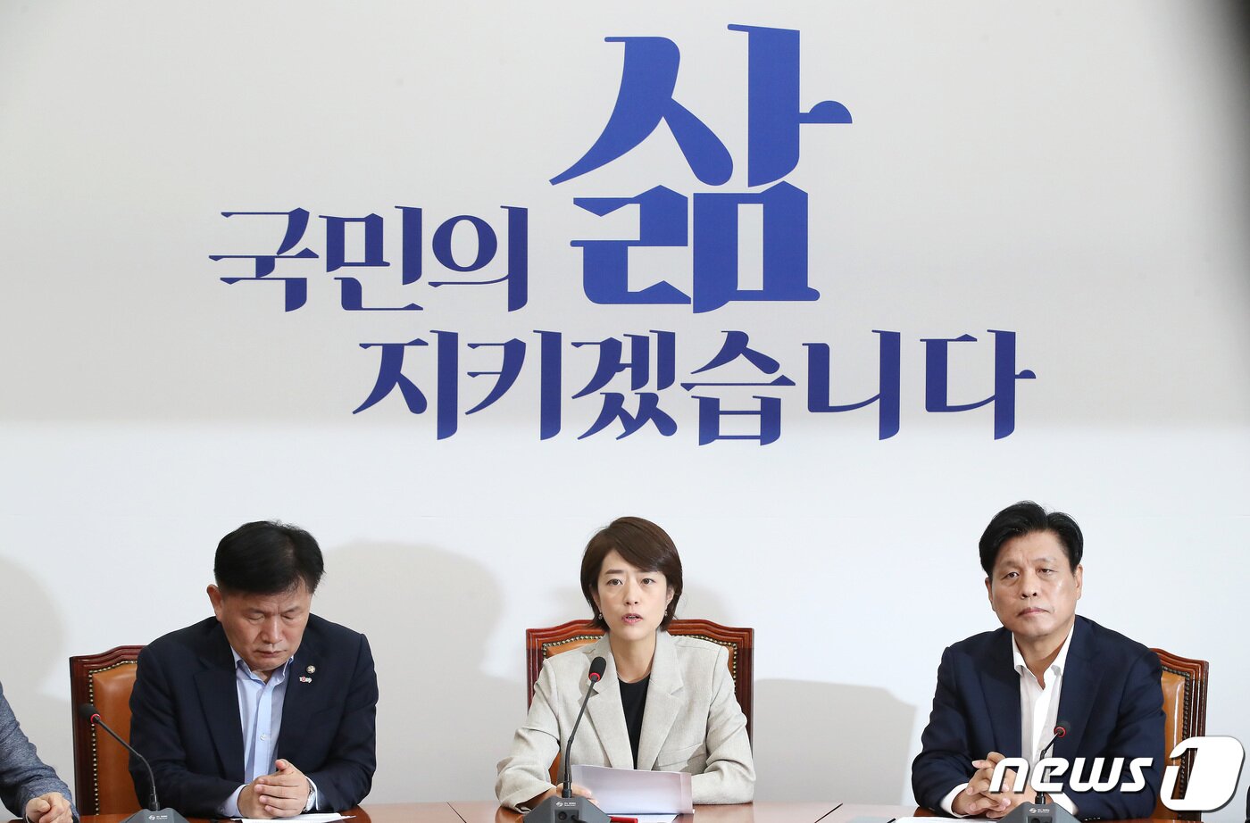 본문 이미지 - 고민정 더불어민주당 언론자유특별위원회 위원장(가운데)이 20일 오전 서울 여의도 국회에서 열린 이동관 방송통신위원장 후보자 자녀 학폭 및 언론장악 의혹 관련 기자회견에서 모두발언을 하고 있다. 2023.8.20/뉴스1 ⓒ News1 임세영 기자