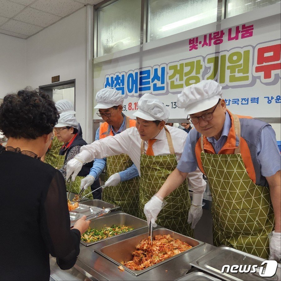 삼척 어르신 건강 기원 무료 중식 봉사활동.&#40;한국전력 강원본부 제공&#41;/뉴스1