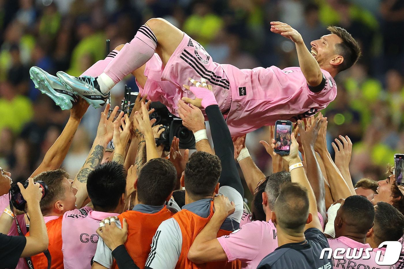 본문 이미지 - 인터 마이애미의 리오넬 메시가 19일(현지시간) 테네시주 내슈빌 지오디스 파크에서 열린 내슈빌 SC와 리그스 컵서 미국 입성 한달 만에 꼴찌 팀을 우승으로 이끈 뒤 헹가레를 쳐지고 있다. 2023.8.20 ⓒ AFP=뉴스1 ⓒ News1 우동명 기자