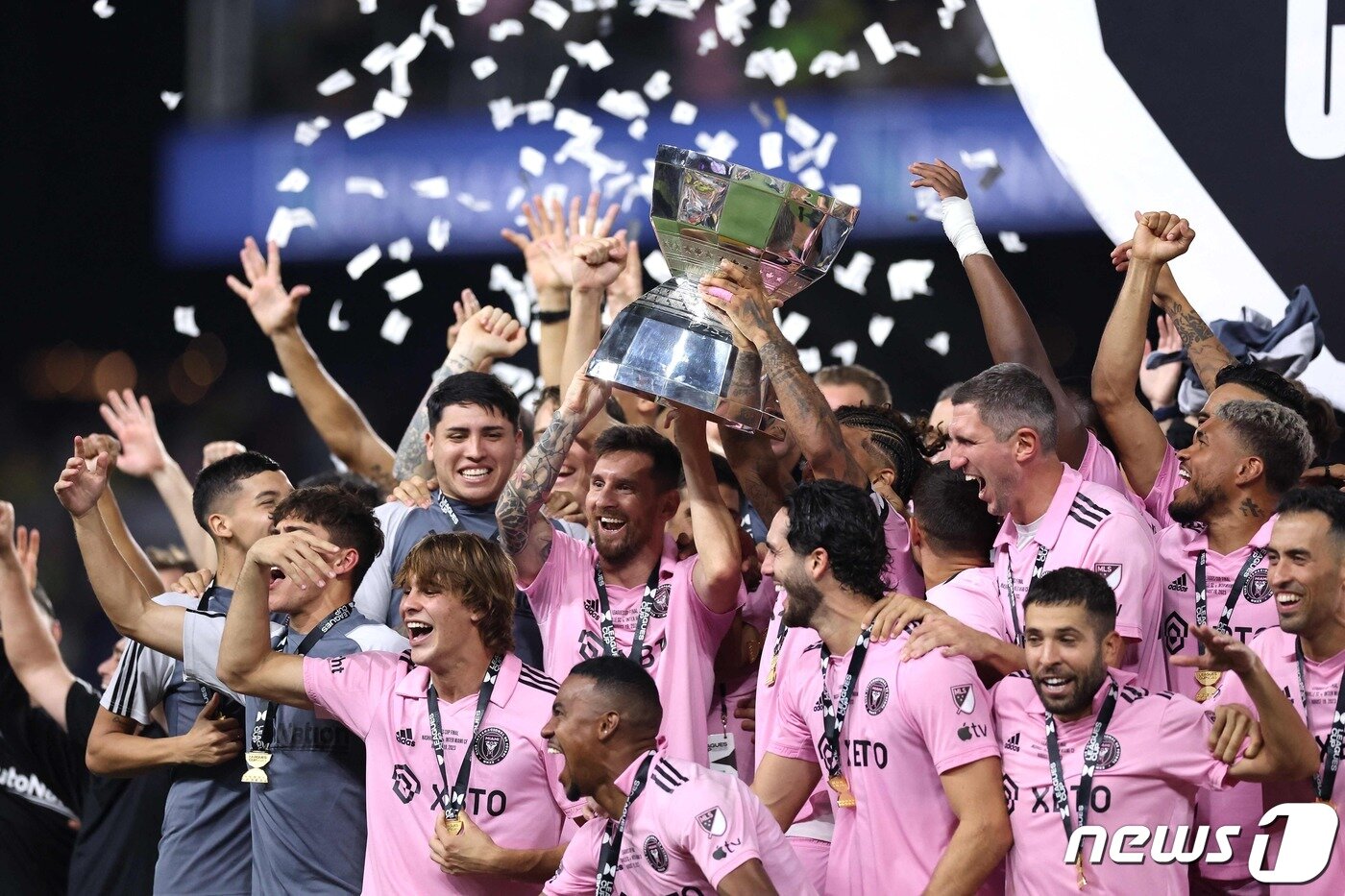본문 이미지 - 인터 마이애미의 리오넬 메시와 선수들이 19일(현지시간) 테네시주 내슈빌 지오디스 파크에서 열린 내슈빌 SC와 리그스 컵 결승전서 우승 트로피를 들고 기뻐하고 있다. 2023.8.20 ⓒ AFP=뉴스1 ⓒ News1 우동명 기자