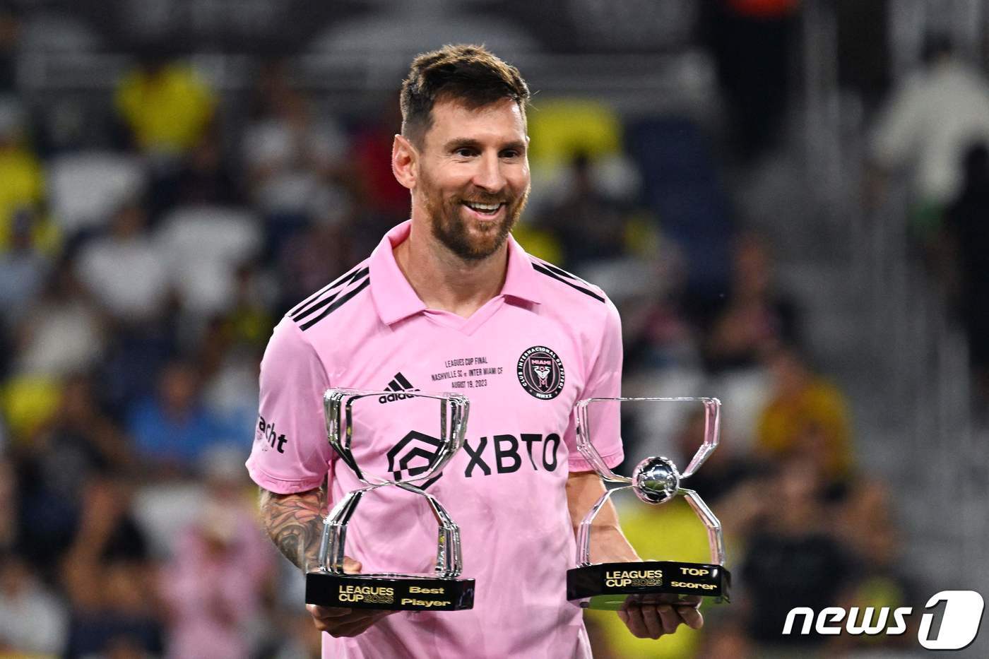 본문 이미지 - 인터 마이애미의 리오넬 메시가 19일(현지시간) 테네시주 내슈빌 지오디스 파크에서 열린 내슈빌 SC와 리그스 컵서 최우수 선수상과 득점상 트로피를 들고 기뻐하고 있다. 2023.8.20 ⓒ AFP=뉴스1 ⓒ News1 우동명 기자