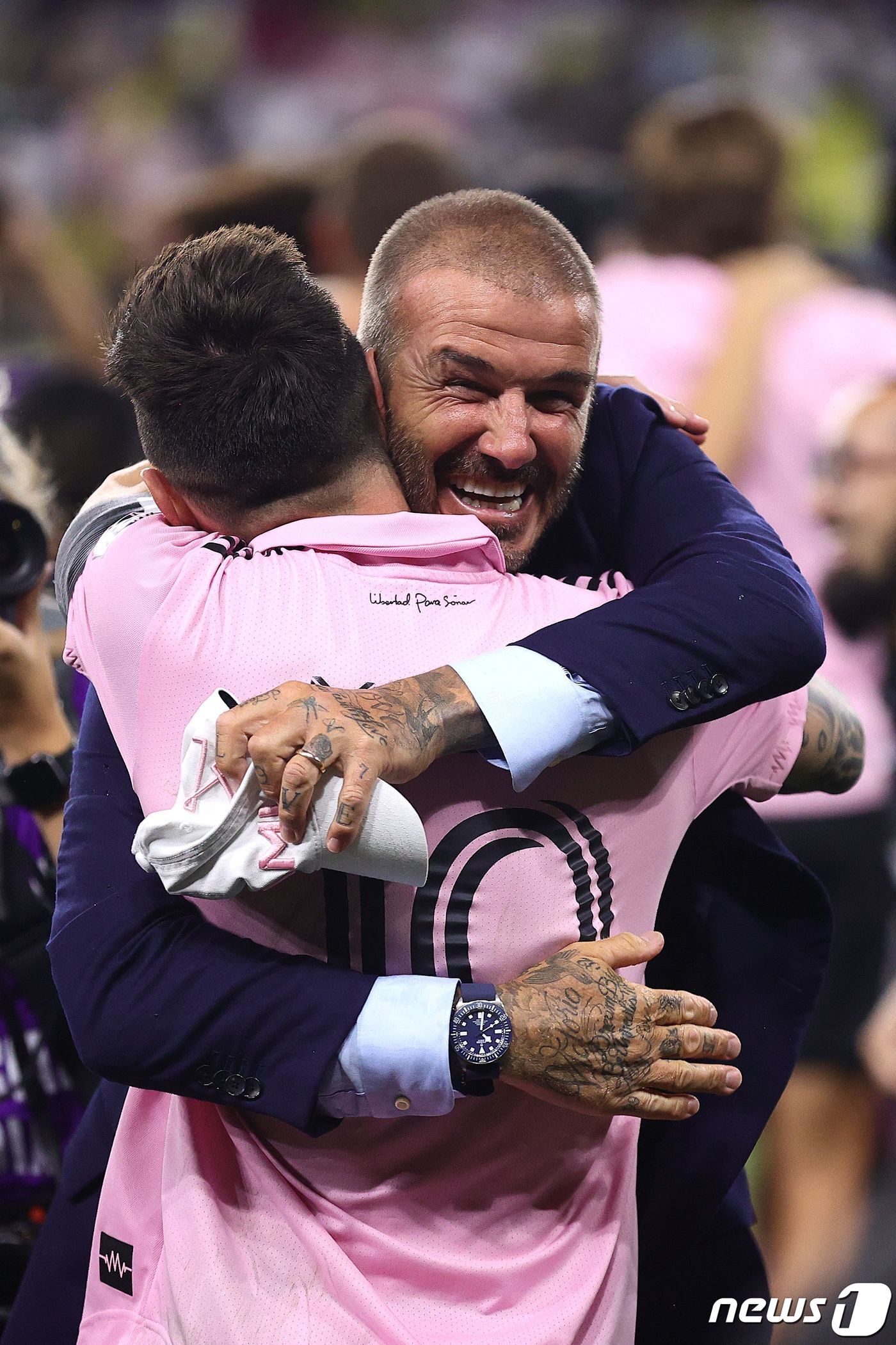 본문 이미지 - 인터 마이애미의 리오넬 메시가 19일(현지시간) 테네시주 내슈빌 지오디스 파크에서 열린 내슈빌 SC와 리그스 컵 결승전서 승부차기 끝에 우승을 한 뒤 공동 구단주 데이비드 베컴과 포옹을 하고 있다. 2023.8.20 ⓒ AFP=뉴스1 ⓒ News1 우동명 기자
