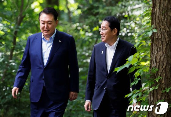 윤석열 대통령(왼쪽)과 기시다 후미오 일본 총리. © 로이터=뉴스1