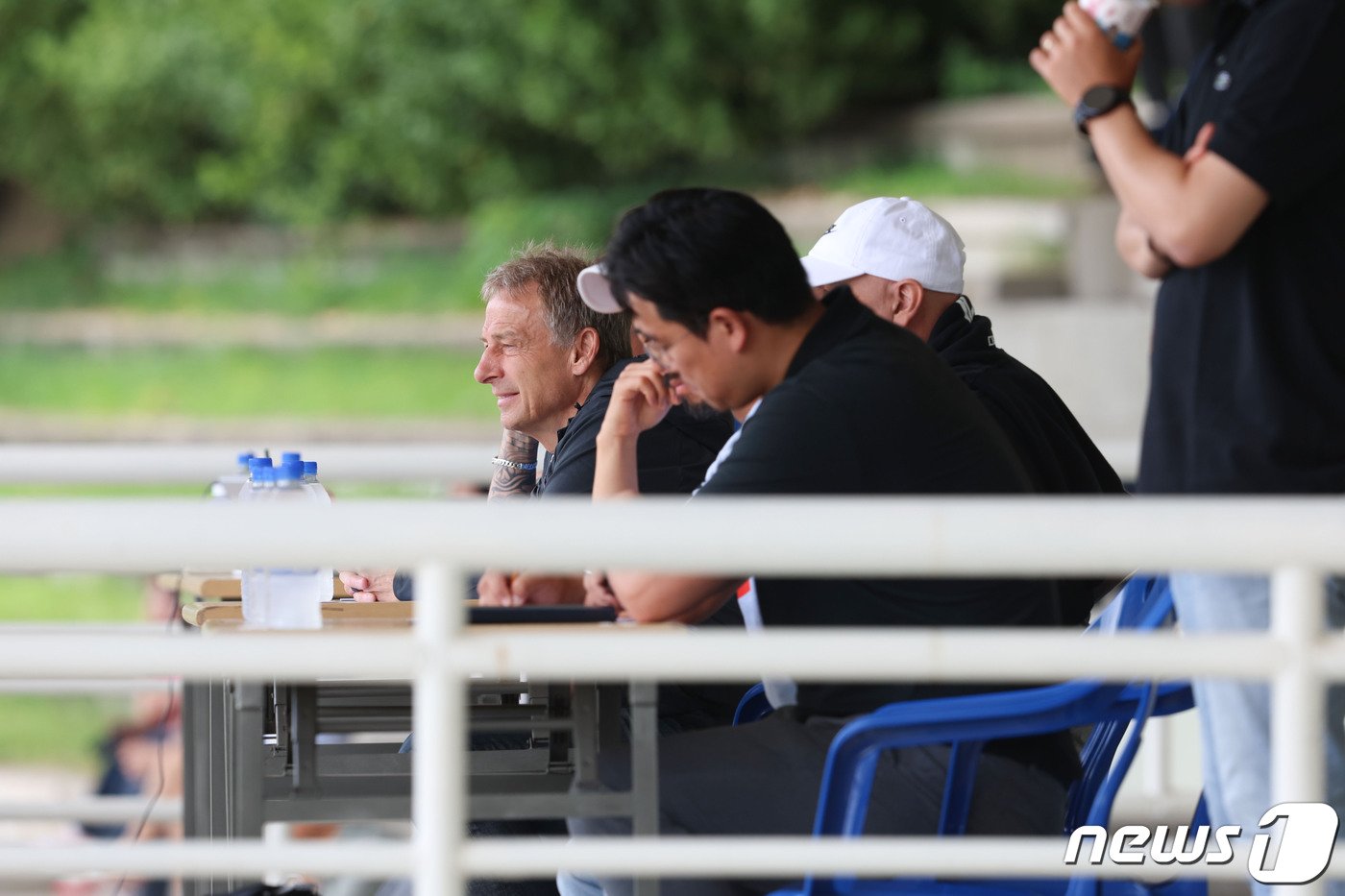 본문 이미지 - U리그 경기를 지켜보는 클린스만 감독과 코칭스태프 (대한축구협회 제공)
