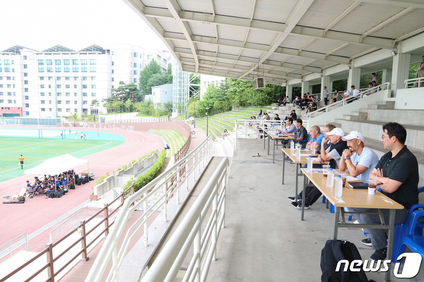 본문 이미지 - U리그 경기를 지켜보는 클린스만 감독과 코칭스태프 (대한축구협회 제공)