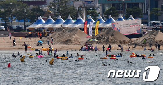 20일 경북 포항시 북구 영일대해수욕장에서 피서객들이 더위를 식히고 있다. 영일대해수욕장 등 포항지역 6개 지정 해수욕장은 오는 27일 폐장한다. 2023.8.20/뉴스1 © News1 최창호 기자