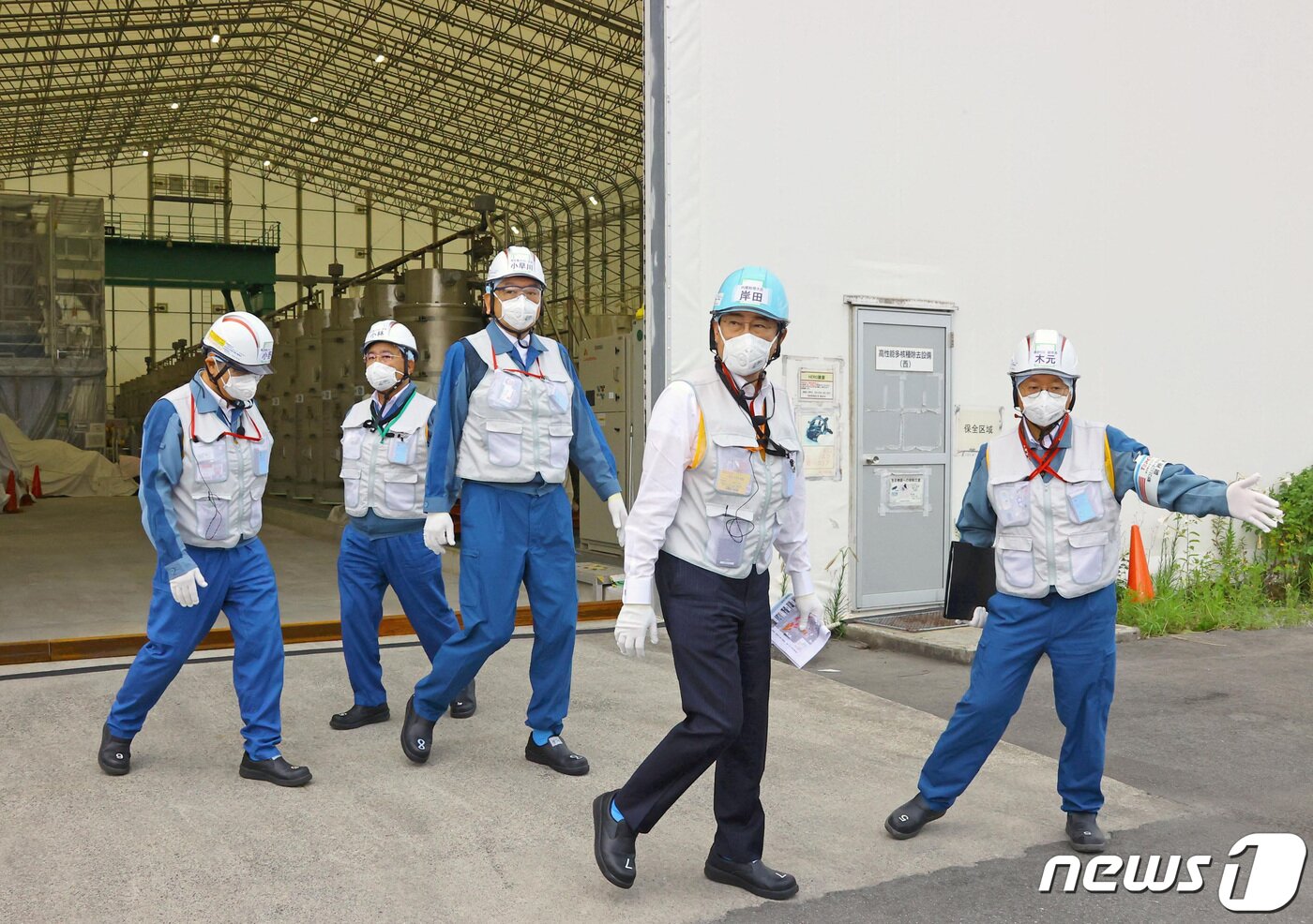 본문 이미지 - 기시다 후미오(오른쪽에서 두번째) 일본 총리가 20일 후쿠시마현 오쿠마시에 있는 후쿠시마 제1원전 다핵종제거설비(ALPS)를 시찰하고 있다. ⓒ 로이터=뉴스1 ⓒ News1 최종일 기자
