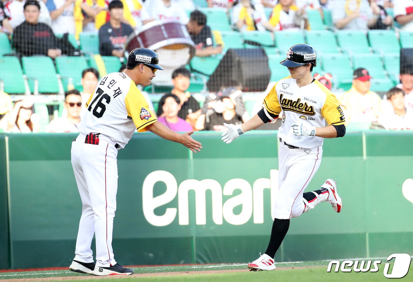 본문 이미지 - 박성한과 하이파이브 중인 김민재 코치. ⓒ News1 김성진 기자