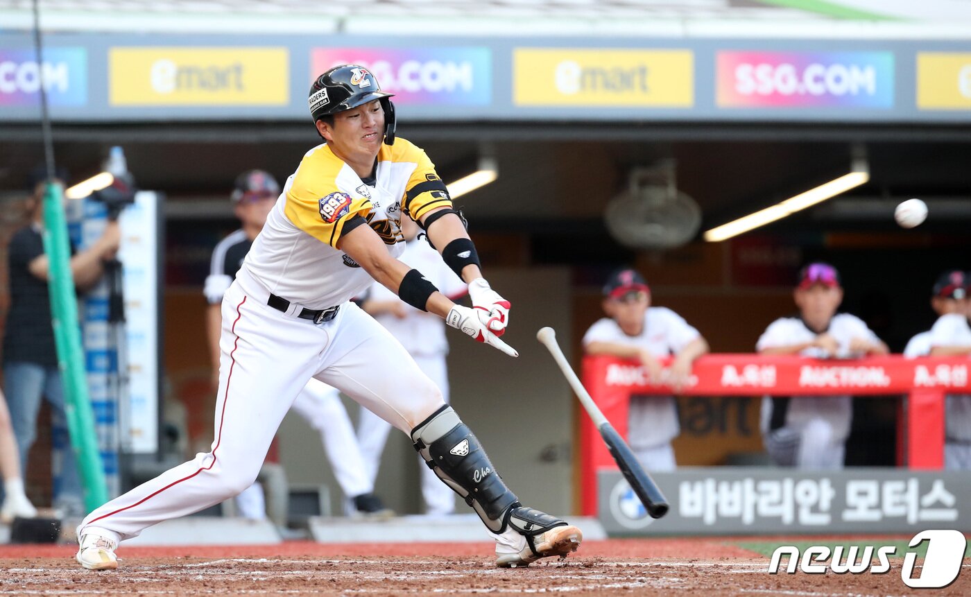 본문 이미지 - 20일 인천 미추홀구 SSG랜더스필드에서 열린 프로야구 '2023 신한은행 SOL KBO리그' LG 트윈스와 SSG 랜더스의 경기, SSG 조형우가 5회말 무사 주자없는 상황에서 안타를 치고 있다. 2023.8.20/뉴스1 ⓒ News1 김성진 기자