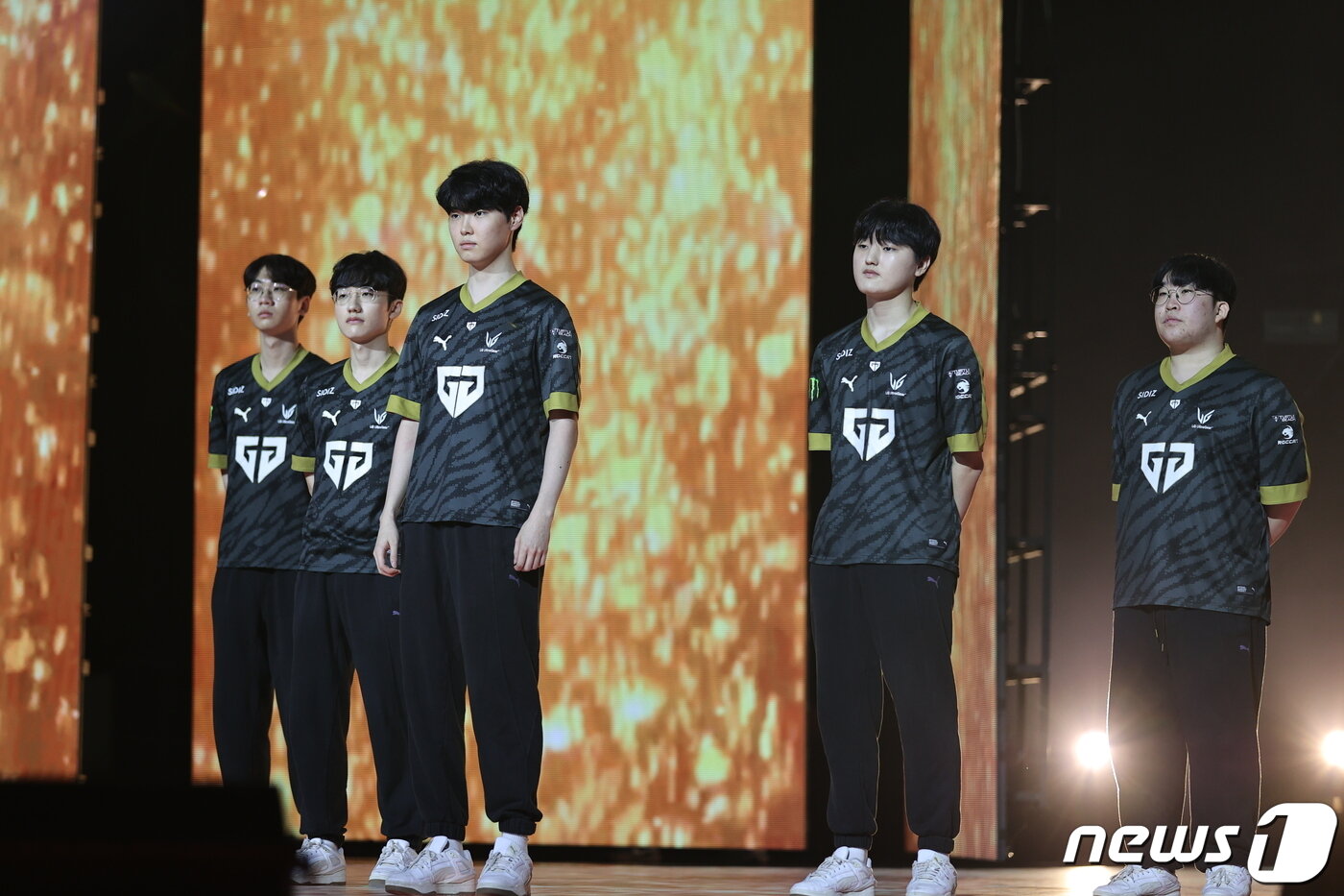 본문 이미지 - 경기 시작 전 무대에서 상대팀을 바라보는 젠지e스포츠 선수들의 모습. 왼쪽부터 도란(최현준)·피넛(한왕호)·쵸비(정지훈)·페이즈(이수환)·딜라이트(유환중) 선수. /뉴스1 ⓒ News1 박소은 기자