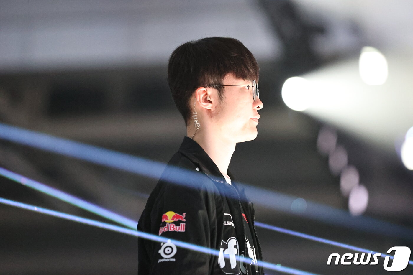 본문 이미지 - 경기 시작 전 페이커(이상혁) 선수가 상대 팀을 바라보는 모습 /뉴스1 ⓒ News1 박소은 기자