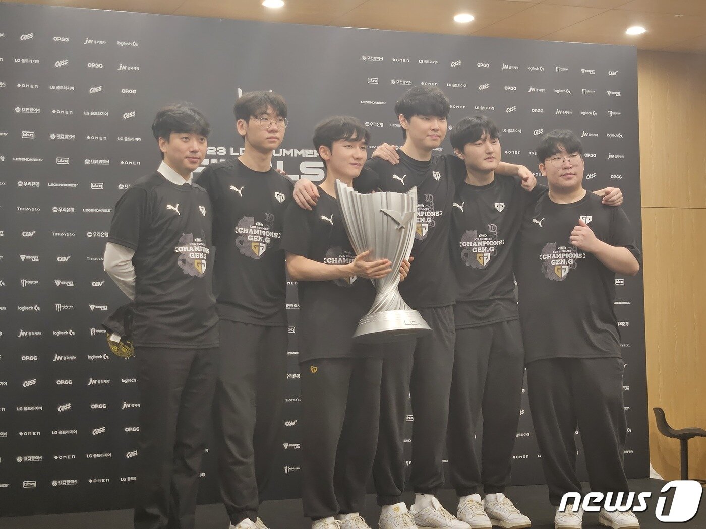 본문 이미지 - 경기 이후 이어진 승자인터뷰에서 트로피를 들고 포즈를 취하고 있는 젠지 선수들의 모습 /뉴스1 ⓒ News1 박소은 기자 