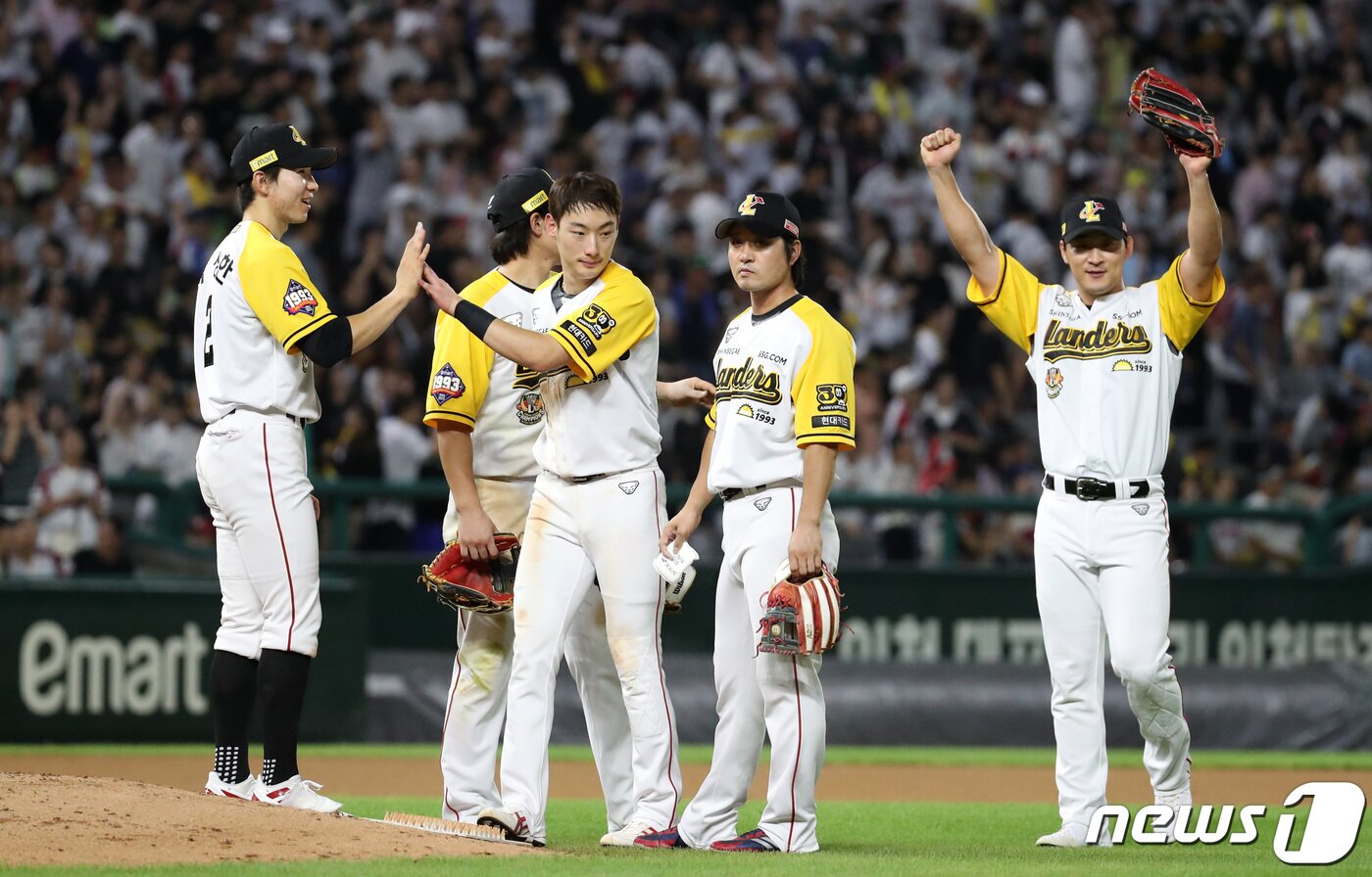 본문 이미지 - 20일 인천 미추홀구 SSG랜더스필드에서 열린 프로야구 '2023 신한은행 SOL KBO리그' LG 트윈스와 SSG 랜더스의 경기, SSG 선수들이 2-1로 승리를 거둔 후 기뻐하고 있다. 2023.8.20/뉴스1 ⓒ News1 김성진 기자