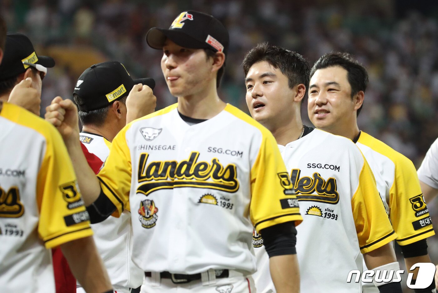 본문 이미지 - 20일 인천 미추홀구 SSG랜더스필드에서 열린 프로야구 '2023 신한은행 SOL KBO리그' LG 트윈스와 SSG 랜더스의 경기, SSG 박성한과 강진성이 2-1로 승리를 거둔 후 코칭 스태프와 하이파이브를 하고 있다. 2023.8.20/뉴스1 ⓒ News1 김성진 기자