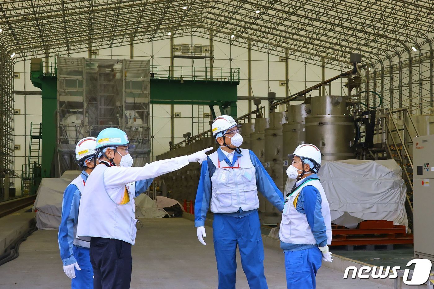 본문 이미지 - 기시다 후미오 일본 총리가 20일 (현지시간) 오염수 해양 방류를 앞두고 후쿠시마현 도미오카에 있는 도쿄 전력 후쿠시마 제1원전을 처음으로 방문해 시찰을 하고 있다. 2023.8.20 ⓒ AFP=뉴스1 ⓒ News1 우동명 기자