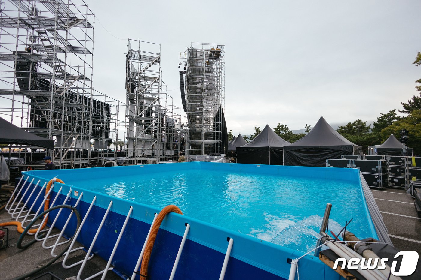 본문 이미지 -  행사에 사용되는 물 수조