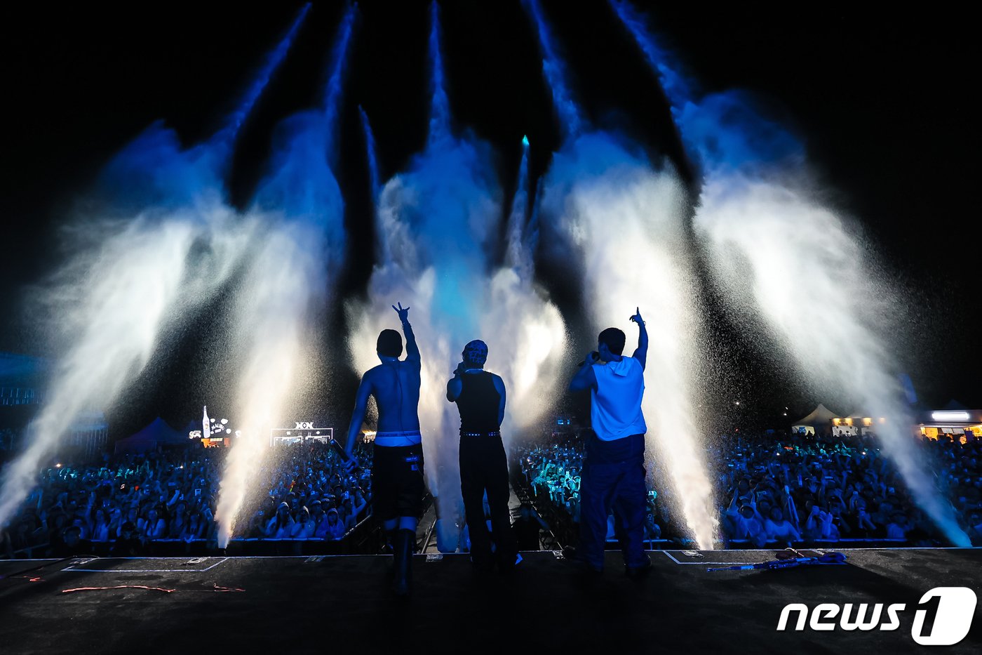 본문 이미지 -  '워터밤 속초'에서 그레이·로꼬·우원재가 공연을 하고 있다