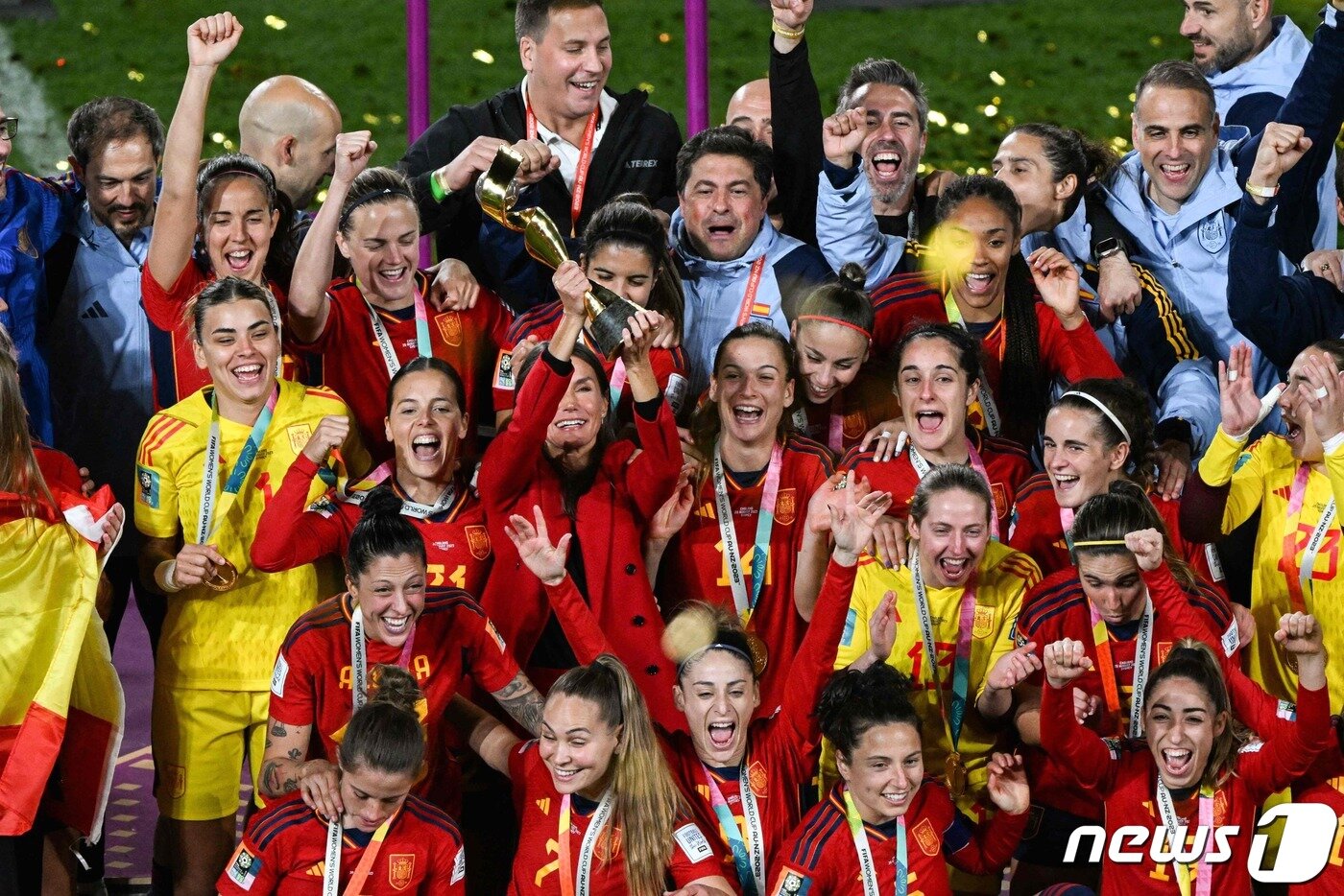 본문 이미지 - 스페인 여자 축구 대표 선수들이 20일 (현지시간) 호주 시드니 스타디움에서 열린 2023 FIFA 호주·뉴질랜드 여자 월드컵 결승전에서 잉글랜드를 꺾고 첫 우승 트로피를 들고 있다. 2023.8.21 ⓒ AFP=뉴스1 ⓒ News1 우동명 기자