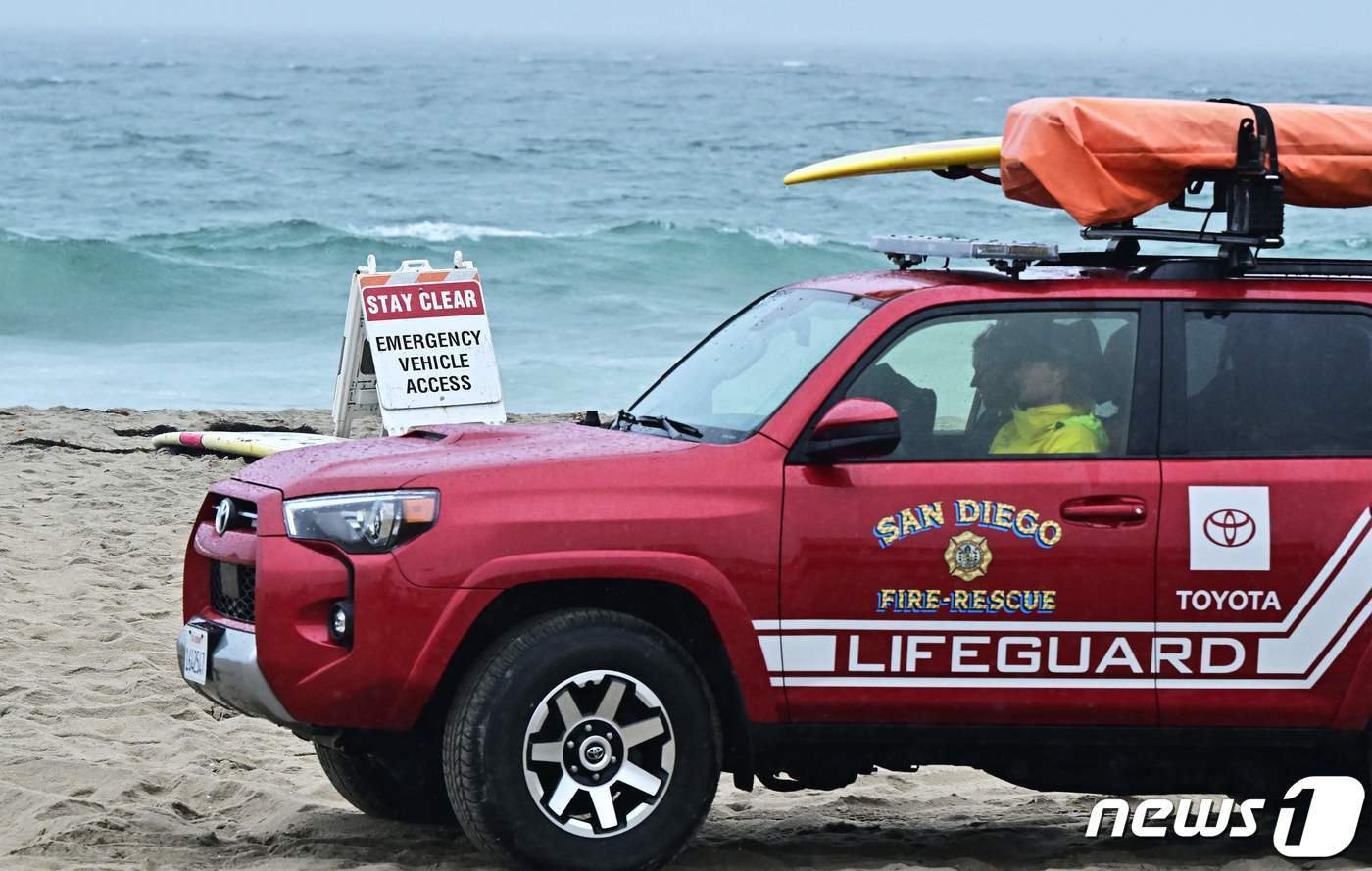 본문 이미지 - 멕시코 바하 칼리포르니아 반도를 관통한 허리케인 '힐러리'(Hilary)가 열대성 폭풍으로 강등된 채 20일(현지시간) 미국 캘리포니아 상륙을 앞둔 가운데 캘리포니아주 샌디에이고 미션베이 해변의 출입을 당국이 통제하고 있다. 2023.8.20. ⓒ AFP=뉴스1 ⓒ News1 김성식 기자