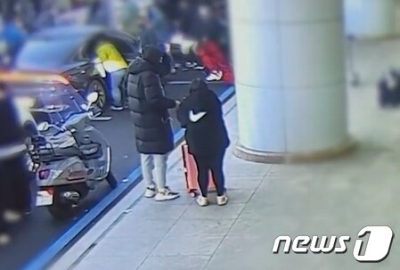 본문 이미지 - 태국에서 필로폰을 밀수한 20대 여성(오른쪽)이 김해공항 앞에서 운반판매책에게 마약류를 전달하고 있다. (부산경찰청 제공)