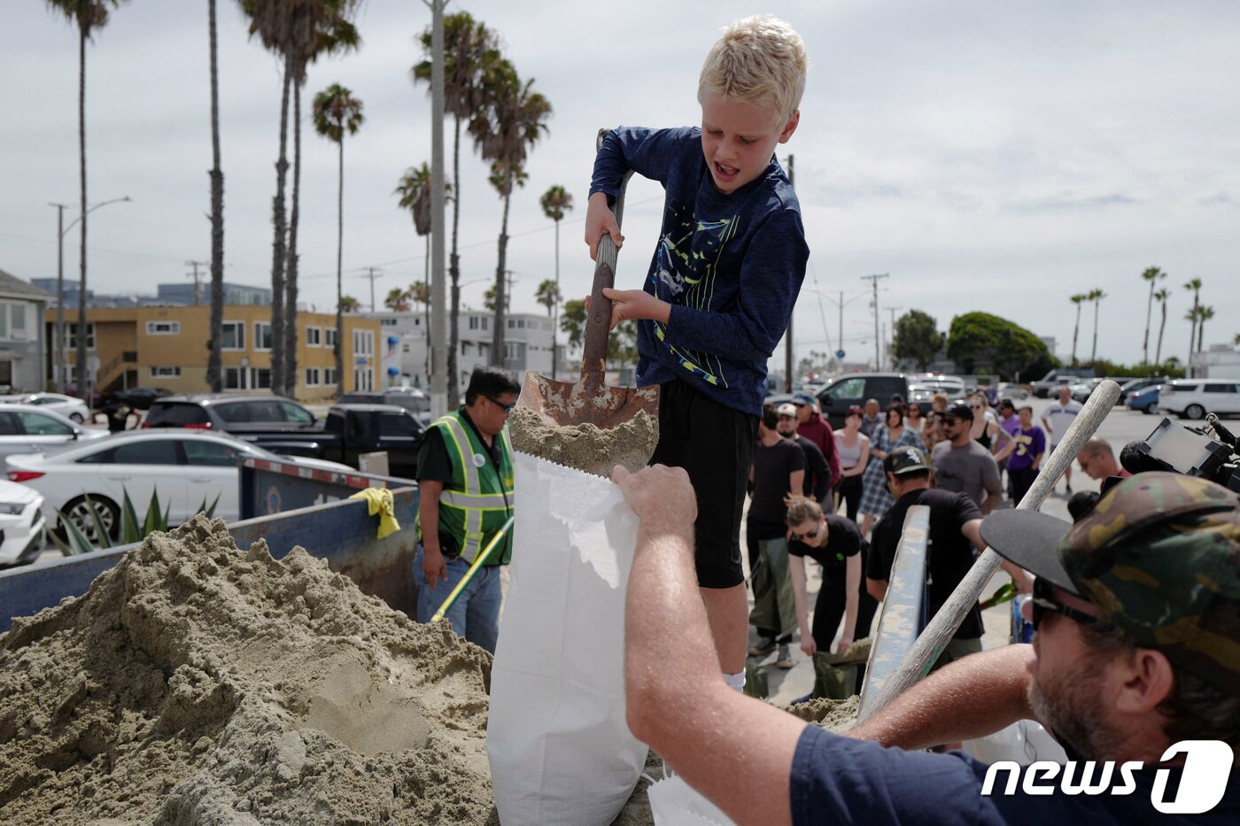 본문 이미지 - 멕시코 바하 칼리포르니아 반도를 관통한 허리케인 '힐러리'(Hilary)가 열대성 폭풍으로 강등된 채 20일(현지시간) 미국 캘리포니아 상륙을 앞둔 가운데 캘리포니아주 남부 롱비치 시민들이 해안가에 쌓을 모래주머니를 만들고 있다. 2023.8.20. ⓒ 로이터=뉴스1 ⓒ News1 김성식 기자
