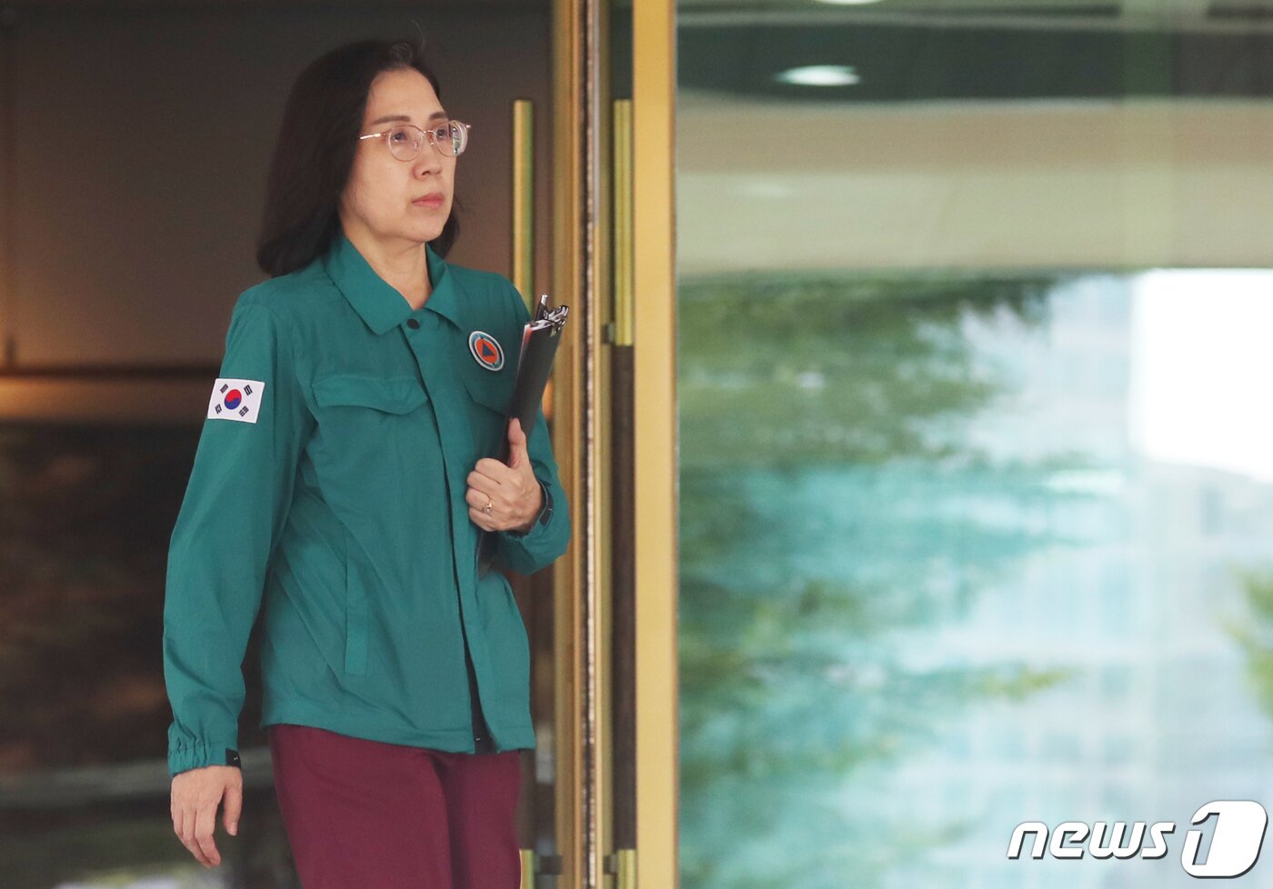 본문 이미지 - 김현숙 여성가족부 장관이 국무회의 참석을 위해 21일 오전 서울 종로구 세종대로 정부서울청사를 나서고 있다. 2023.8.21/뉴스1 ⓒ News1 김명섭 기자