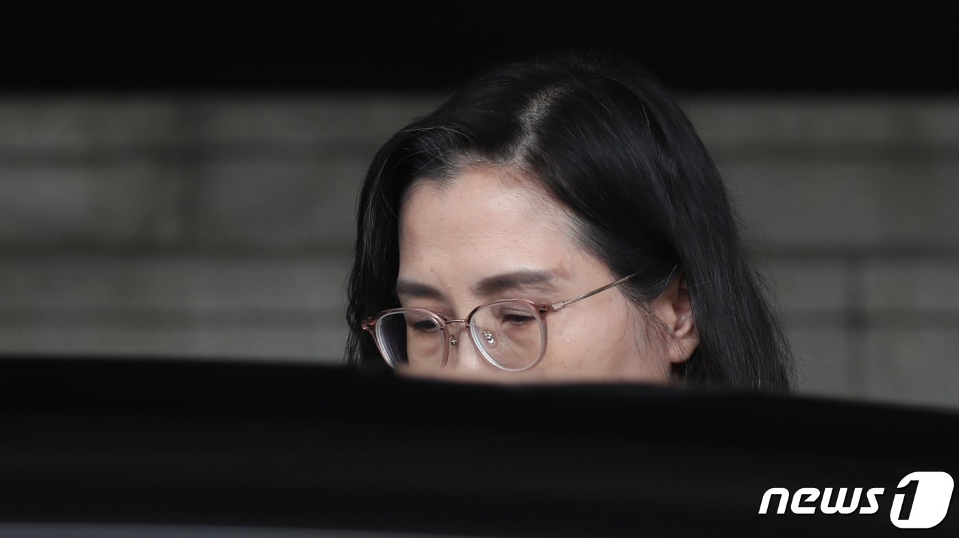 본문 이미지 - 김현숙 여성가족부 장관이 국무회의 참석을 위해 21일 오전 서울 종로구 세종대로 정부서울청사를 나서고 있다. 여가부는 김 장관이 새만금 세계스카우트잼버리 기간 동안 잼버리 야영장에서 숙영하지 않은 사실이 알려지며 논란이 되자 지난 20일 '신변 위협이 있었다'고 해명했다. 2023.8.21/뉴스1 ⓒ News1 김명섭 기자