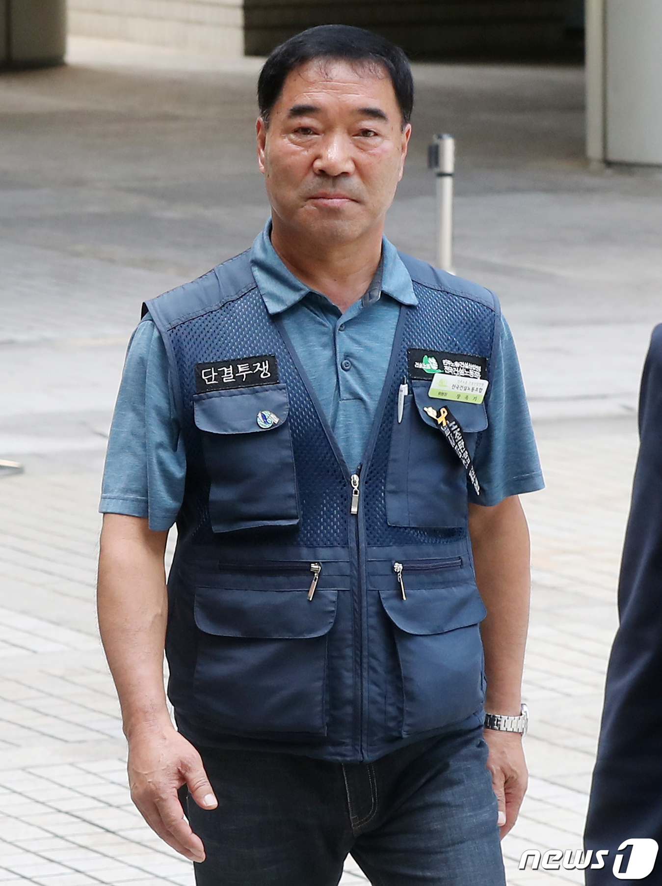(서울=뉴스1) 민경석 기자 = 1박2일 도심 집회를 개최하면서 집회 및 시위에 관한 법률 위반 등의 혐의를 받는 장옥기 민주노총 건설노동조합 위원장이 21일 오전 서울 서초구 서 …