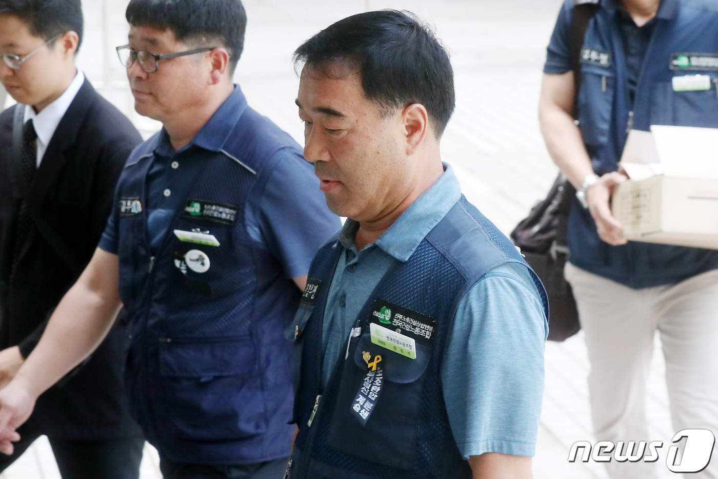 (서울=뉴스1) 민경석 기자 = 1박2일 도심 집회를 개최하면서 집회 및 시위에 관한 법률 위반 등의 혐의를 받는 장옥기 민주노총 건설노동조합 위원장이 21일 오전 서울 서초구 서 …