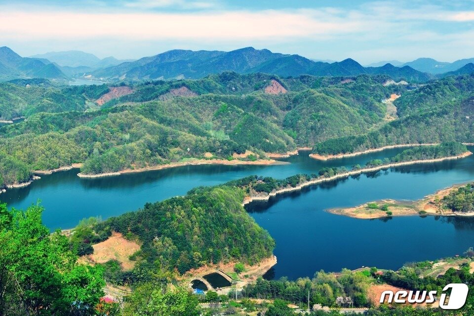 충북 옥천군 군북면 환산 중턱에서 바라본 부소담악 전경. /뉴스1 