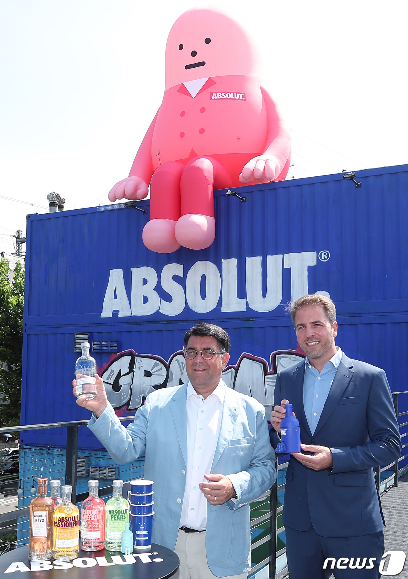 (서울=뉴스1) 박정호 기자 = 프란츠 호튼 페르노리카코리아 대표(왼쪽)와 미구엘 파스칼 페르노리카코리아 마케팅 전무가 21일 오전 서울 광진구 건대 커먼그라운드에서 열린 앱솔루트 …