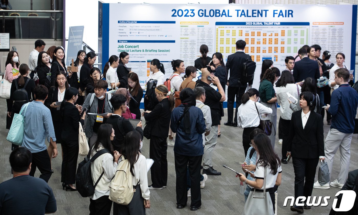 21일 서울 강남구 코엑스에서 열린 &#39;2023 글로벌 탤런트 페어&#40;GLOBAL TALENT FAIR&#41;&#39;를 찾은 구직자들이 입장을 기다리고 있다. 2023.8.21/뉴스1 ⓒ News1 유승관 기자