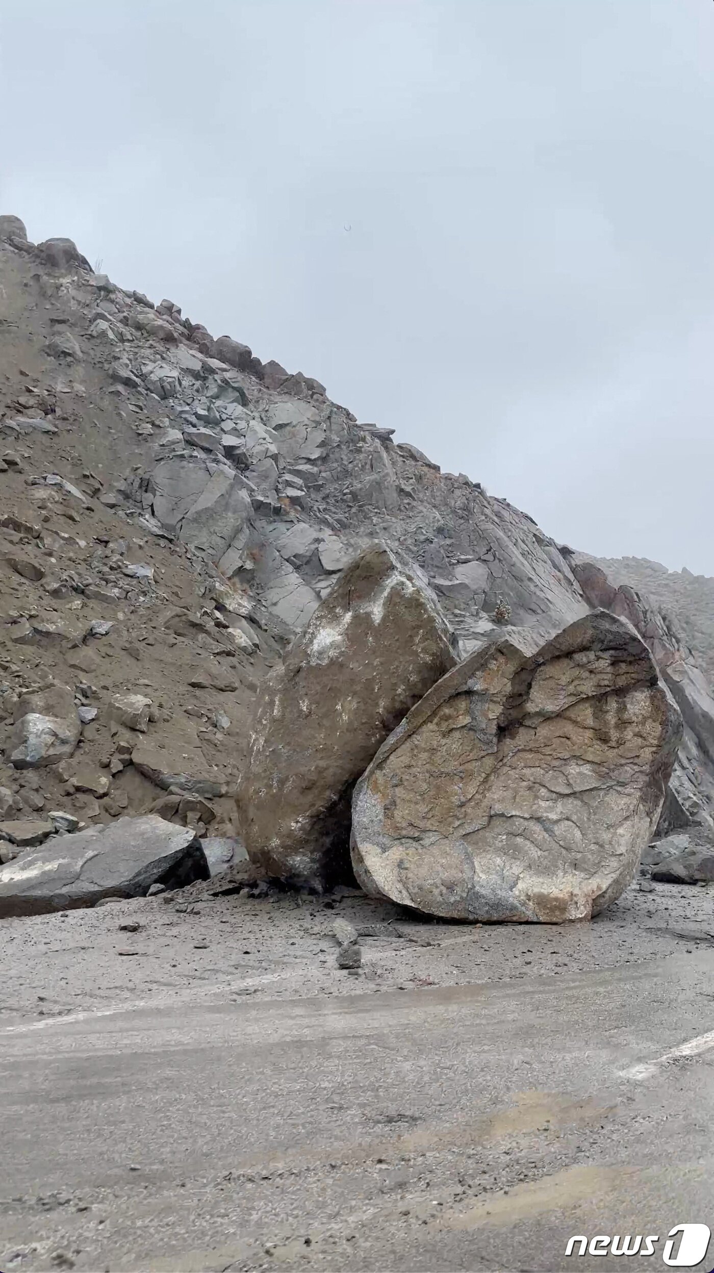 본문 이미지 - 20일(현지시간) 열대성 폭풍 ‘힐러리’의 접근한 캘리포니아주 오코틸 도로에 바위가 굴러 내린 모습이 보인다. 2023.8.21 ⓒ 로이터=뉴스1 ⓒ News1 우동명 기자