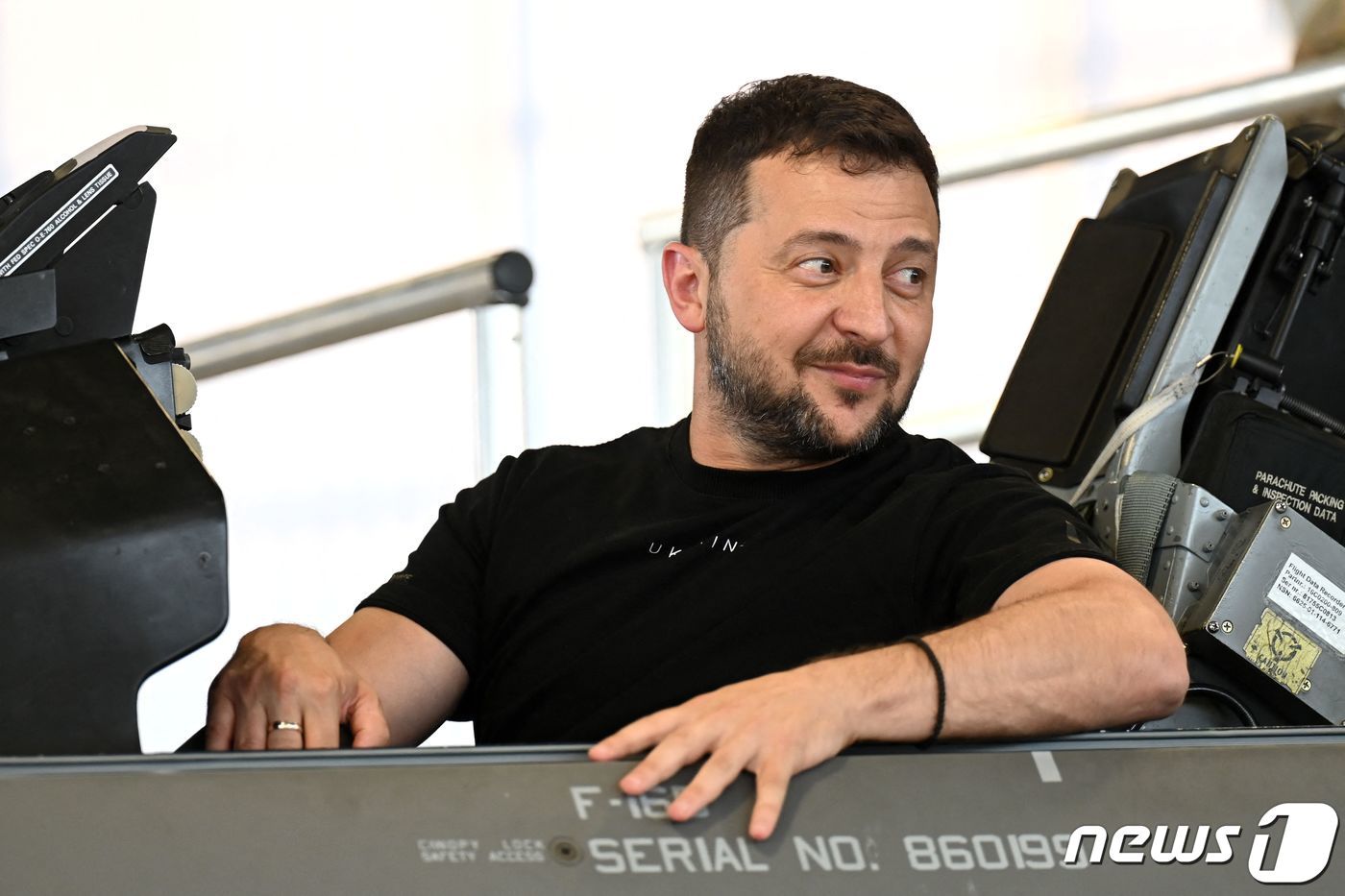 본문 이미지 - 볼로디미르 젤렌스키 우크라이나 대통령이 20일(현지시간) 덴마크 보옌스에 있는 스크리드스트럽 공군 기지에서 F-16 전투기를 타고 있다. 2023.8.21 ⓒ AFP=뉴스1 ⓒ News1 우동명 기자