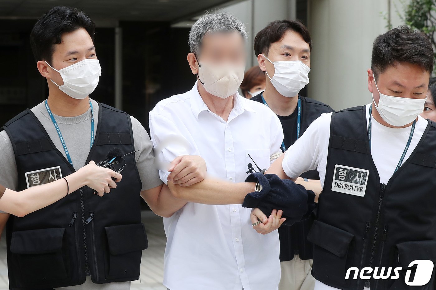 본문 이미지 - 탈북 청소년을 상습 성추행한 혐의를 받는 목사 천모&#40;67&#41;씨가 21일 오전 서울 서초구 서울중앙지방법원에서 열린 영장심사를 마친 뒤 법원을 나서고 있다. 2023.8.21/뉴스1 ⓒ News1 민경석 기자