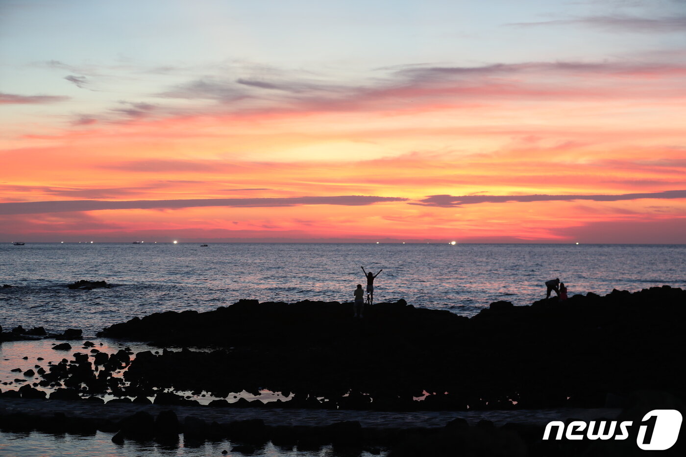 본문 이미지 - 조암해안로도에 있는 관곶에서 바라본 제주 노을./뉴스1 
