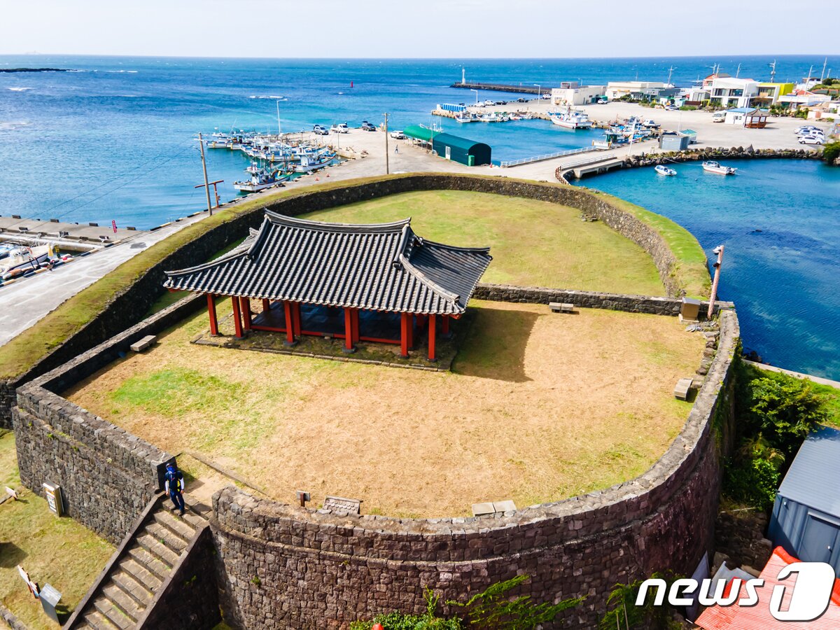 본문 이미지 - 조천포구 입구에 있는 연북정 전경/제주도 제공 