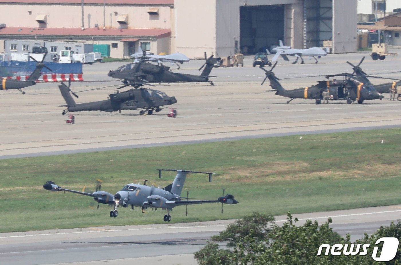 본문 이미지 - 한미연합연습 '을지 자유의 방패'(UFS·을지프리덤실드)가 시작된 지난해 8월 캠프 험프리스에서 정찰기 RC-12X 가드레일이 이륙하고 있다. 2023.8.21/뉴스1 ⓒ News1 김영운 기자