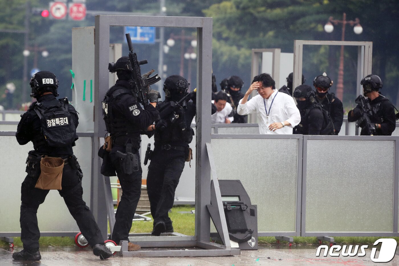 본문 이미지 - 을지훈련 첫날인 21일 오후 서울 여의도 국회 본청앞에서 경찰특공대가 테러진압 예행연습을 하고 있다. 2023.8.21/뉴스1 ⓒ News1 황기선 기자