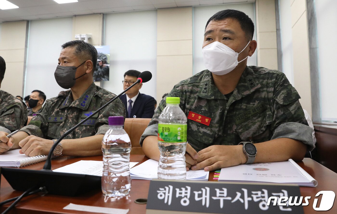본문 이미지 - 정종범 해병대부사령관이 21일 오후 서울 여의도 국회에서 열린 국방위원회 전체회의에서 의원들의 질의에 답하고 있다. 2023.8.21/뉴스1 ⓒ News1 임세영 기자