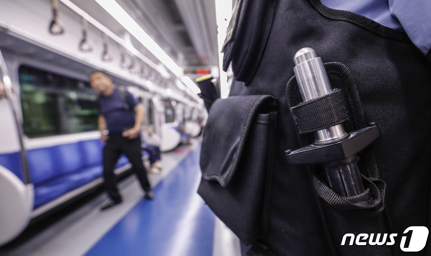 (서울=뉴스1) 김도우 기자 = 서울교통공사 지하철보안관들이 21일 오후 서울 지하철 1호선 열차 내부를 순찰하고 있다.서울교통공사는 최근 일어나는 흉기난동 범죄에 대비해 가스총 …