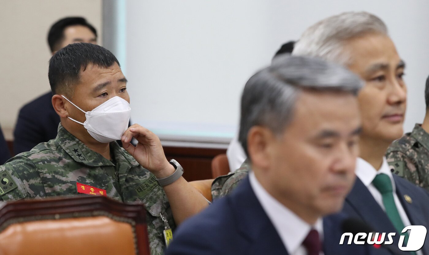 본문 이미지 - 정종범 해병대부사령관이 21일 오후 서울 여의도 국회에서 열린 국방위원회 전체회의에서 의원들의 질의를 경청하고 있다. 2023.8.21/뉴스1 ⓒ News1 임세영 기자